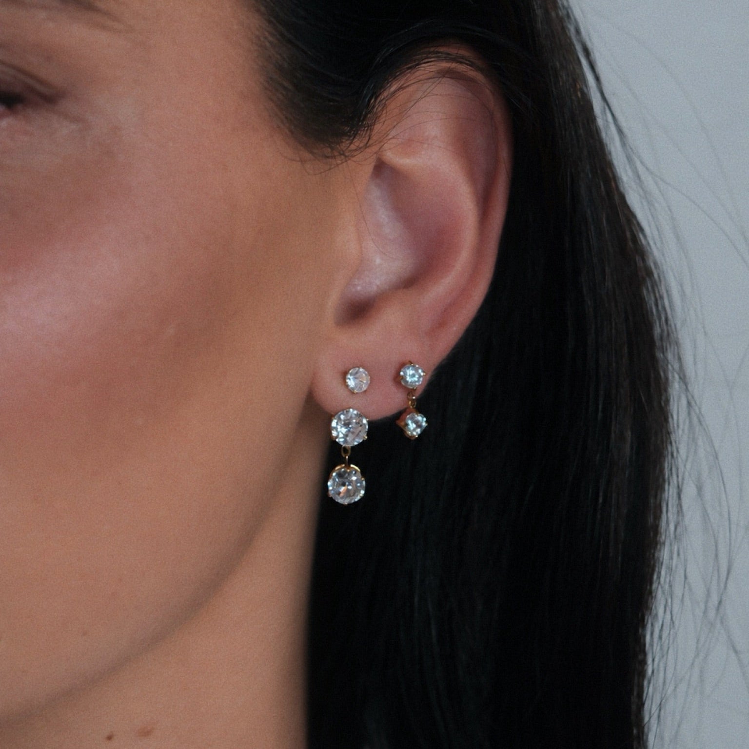 brilliant-earstack_trio-ear-jacket_round-brilliant-ohrhaenger_gold_01_2813391a-ff47-4daf-b483-d7b0a6768800.jpg